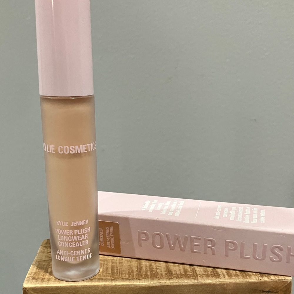 Kylie Cosmetics Power Plush Longwear Concealer in 4.5C